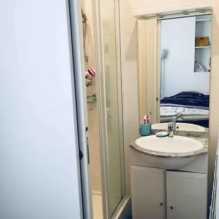 아파트 Cozy Flat, 5 Mins From Metro, 1 Bedroom *
