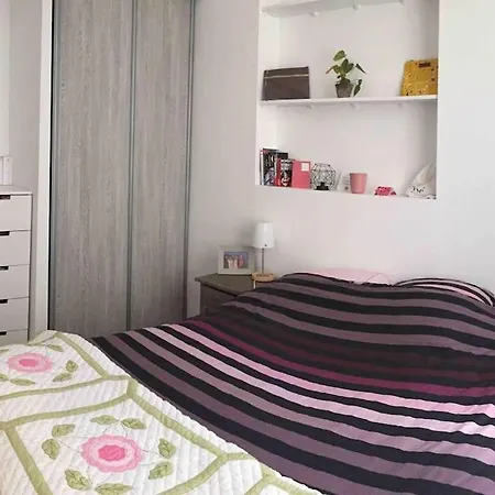 Apartment Cozy Flat, 5 Mins From Metro, 1 Bedroom