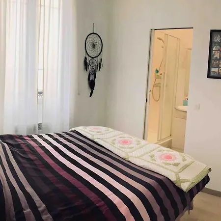Apartment Cozy Flat, 5 Mins From Metro, 1 Bedroom