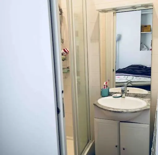 아파트 Cozy Flat, 5 Mins From Metro, 1 Bedroom *